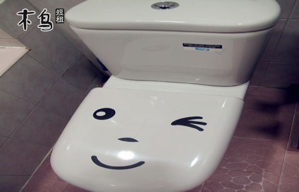 ----卖点---- 五心服务 真诚为您 = 热心的态度、贴心的服务、精心的布置、称心的环境、开心的旅程 1. 用得放心----豪华精品新装,全新国际一线品牌家私、家电,提供免费wifi,免费无线电话,随时随地任打给香港亲戚朋友 2. 睡得安心----特订温馨舒适超大床、意大利3D床褥、法国流行时尚品牌(床上四件套、超柔软舒适被、立体护肩枕) 两房1厅主题公寓,可住1-7人。客厅一张1.