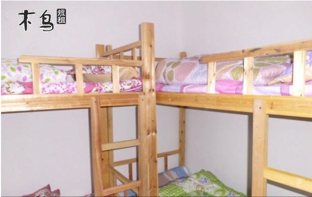 我们的床位图片都是实拍,保证你来入住的房间和图片一模一样,假如你预订以后我们没有及时确认,请稍等片刻,我们会尽快和客服联系接你的订单,你预订成功以后客服就会把我们的联系电话发到你的手机上,然后你仔细看下面描述里的地址和交通方式,挑你最方便的,下车以后来电,我们保证最快时间免费来接!全新木床,全新空调冷气凉爽,免费提供100兆长城宽带无线高速上网,看电影下载飞一般的速度!免费提供凉席及床上用品枕头被子等一客一换,干净卫生,温馨舒适!免费提供热水器热水淋浴洗澡,全自动洗衣机洗衣,和免费提供开水饮用水等等,并提