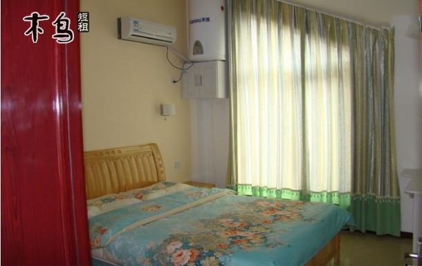 蓬莱仙岛之家竭力为您打造优质的住宿体验,为您的出行增添一份美好的回忆。神仙居位于北关路新建小区-渤海家园内,小区西临蓬莱最大的五星级大酒店-华玺大酒店、蓬莱最大的购物广场-利群集团、肯德基北关餐厅和蓬莱汽车总站,东临蓬莱市医院,出门步行五分钟即可到达海边,小区安保措施严密合理,小区监控无死角。房间是三室一厅精装修,面积85平方米,两间朝阳南屋,两个1.