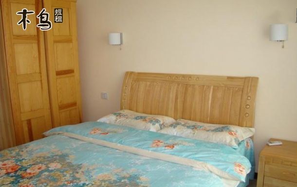蓬莱仙岛之家竭力为您打造优质的住宿体验,为您的出行增添一份美好的回忆。神仙居位于北关路新建小区-渤海家园内,小区西临蓬莱最大的五星级大酒店-华玺大酒店、蓬莱最大的购物广场-利群集团、肯德基北关餐厅和蓬莱汽车总站,东临蓬莱市医院,出门步行五分钟即可到达海边,小区安保措施严密合理,小区监控无死角。房间是三室一厅精装修,面积85平方米,两间朝阳南屋,两个1.