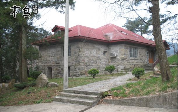 靠近庐山会议旧址,庐山博物馆 距离庐山美庐别墅群车程3-5分钟,距离含鄱口10分钟车程 通优势明显: 南昌长途汽车站,每天有专车赴庐山,详细时间表情咨询南昌114 南昌乘汽车到庐山需2.5小时,南昌飞机场到庐山别墅需2小时 九江火车站到庐山别墅需1小时,庐山火车站到庐山别墅需1小时 九江汽车站到庐山别墅仅需1小时,庐山汽车站到庐山别墅10分钟车程