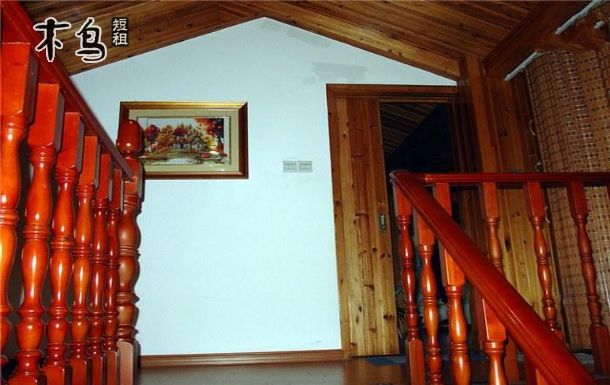步行十分钟路程可达银行,海沧二医院,沃尔玛,肯德基,电影院,豪客来,必胜客及各大品牌连锁繁华商业圈。 小区旁边就有超市,特色小吃,诊所,银行ATM机。 周围景点 海沧湾公园步行10几分钟即可到达,6公里海岸线风光旖旎,绿树掩映,海风习习,特别适合散步。石寺禅院是厦门著名的禅宗寺院,每天布斋3次,完全没有商业气氛,可以去观光礼佛,慈济东宫也只有15分钟车程。 去南普陀,厦大,鼓浪屿,万石植物园,胡里山炮台,日月谷温泉,环岛路海滩等主要旅游景点均有直达公交,无需转车,票价两元。