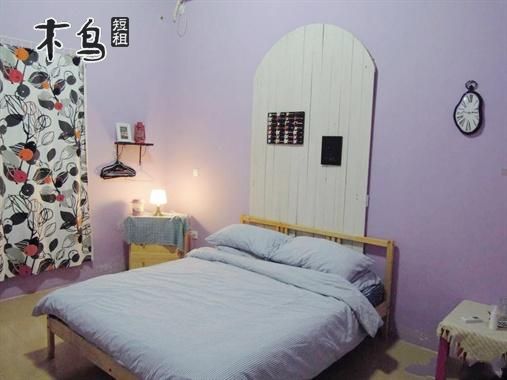 twenty-four hours ! If you are asleep, we apply the pillow for you. Anytime!! 我们想给你的不仅仅是一场睡眠,更是你想要的感觉! 三亚24小时客栈,位于情山脚下情人湾畔!离海只有十几米,真正体验面朝大海,春暖花开;迷醉的夕阳,让心情发呆!客栈有厨房,可以搭伙品偿大锅饭,也可以自己DIY加工海鲜! 客栈房间注重格调和味道,海景风带有阳台和屋顶私家花园,院子椰树下有观海木平台,观海,发呆,一杯咖啡,一首歌,让生活惬意无比!整个客栈都有