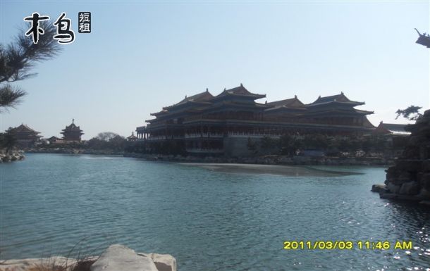 蓬莱依海渔家乐地处三仙山风景区附近,位于兴海路与蓬泉路交汇处北侧路西,地理位置优越,闹中取静,环境舒适,邻近蓬莱汽车站,旅游交通十分便利。渔家乐装修简约时尚,舒适温馨。 蓬莱依海渔家乐是家庭四合院,共12间客房,有标准间、三人间和家庭房等多种房型供客人选择,房间设施齐全,并且还为客人提供无线上网、收费停车场、旅游服务、行李存放服务、叫醒服务等服务设施,以满足不同客人的需求,是旅游度假、家庭出游的理想选择。
