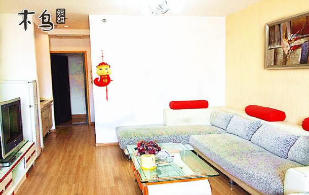 我们公寓位于成都体育中心后子门附近的文殊坊旁,一环以内,离天府广场,春熙路都很近。 室内配置:空调大床+衣柜+沙发+冰箱+全自动洗衣机+宽带+彩电+木地板+热水淋浴+厨具+电水壶+独立卫生间+保安服务,设施齐全,一应俱全,酒店配有大堂、停车场、商场。 公寓为一室一卫,设施一应俱全,为您提供超40平米时尚房间、有线电视、有线宽带、干湿分区的卫浴空间、舒缓出水大淋浴喷头、精致茶具,您可以沏壶香茶,俯瞰夜景,亦可以躺在床上静静阅读,感受那温馨、宁静、自由的柔软时光,是您出行的理想之选。 相对于千篇一律的酒店摆设