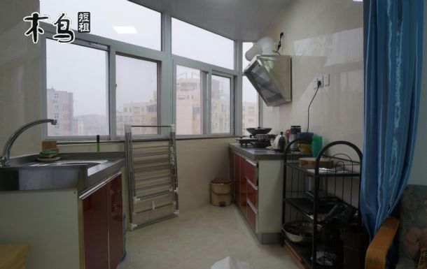 这是一座简单、明快、舒适的房子,房东潘大娘是非常友好、善良、热情、豪爽的青岛人,会尽自己最大努力,为您提供舒适的一切,给您一次愉快和难忘的租房之旅。 当然,首先请让我说明一下这个房子的不足之处,免得浪费您的宝贵时间:(1)房子位于青岛老市区的一个老式居民楼院,楼道显得破旧一些;(2)房子共有两个房间,其中小房间很小,4.
