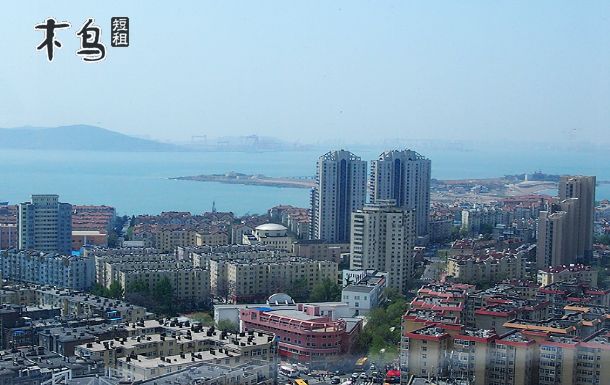 公寓位于四川路25号轮渡南15米,紫色的纱帘、精心的布置,营造出温馨、浪漫之感。整个空间蕴含着各种甜蜜的情感、细腻的心思,让您彻底地放松心情,在旅途中尽享家的温馨,体验度假的闲暇时光。 团岛附近,离火车站、栈桥二站路左右,交通发达、周边配套齐全,出门就是青岛最大的海鲜市场早市,买来直接可以做一顿海鲜大餐。 公寓可通往黄岛金沙滩、薛家岛的轮渡码头五分钟路程,也有去崂山旅游公交车的始发站。著名的海底隧道入口就在距小区住200米处,乘坐隧道车6分钟便可穿越海底到达薛家岛金沙滩。 配套设施:大楼24小时保安,配备