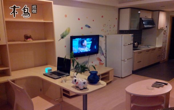 本酒店公寓位于黑石礁繁华地段辰熙星海国际大厦21楼(大商黑石礁新玛特超市旁的高层),每个房间均是独立精装小户型,海景房更是可以一览星海公园星海湾美景,可全天侯观看海景,景色怡人,蓝天碧水,温馨享受,公寓步行仅需6分钟即可到达大连星海公园星海浴场或大连自然博物馆景区,毗邻大连星海广场,大连圣亚海洋世界。 公寓周边更是高校云集:大连东北财经大学,大连海洋大学,大连电子学校,大连海事大学,大连轻工学校,大连理工大学,大连数码广场,大连软件园,大连数码广场,大连东软大学等高等学府,距离辰熙大厦步行仅需1分钟。 公