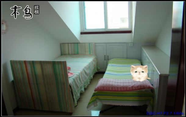 蓬莱仙岛之家竭力为您打造优质的住宿体验,为您的出行增添一份美好的回忆。神仙居位于北关路新建小区-渤海家园内,小区西临蓬莱最大的五星级大酒店-华玺大酒店、蓬莱最大的购物广场-利群集团、肯德基北关餐厅和蓬莱汽车总站,东临蓬莱市医院,出门步行五分钟即可到达海边,小区安保措施严密合理,小区监控无死角。房间是三室一厅精装修,面积85平方米,两间朝阳南屋,两个1.