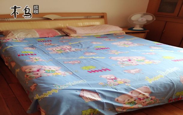高层海景公寓33楼,180度海景,让您有如同回家的感觉:房间设计温馨大方,干净时尚、简洁卫生。24小时热水,空调,暖气,独立卫生间,独立厨房可做饭。全明户型,海景房,环境优美、安静,厨房冰箱、微波炉、天然气等全新电器设备齐全,油盐酱醋、盆盘碗筷兼备,可供您自己烹饪自己喜欢的美食。床品舒适整洁,床单、被罩一客一换一消毒,绝对干净卫生,让您玩的开心、住得舒心很近。距离海边、团岛菜市场、海底隧道入口都不足五分钟步行的距离,方便您的出行、观海、游泳、购物!是您全家旅游、新婚旅行等的最佳选择!有需要者请提前电话预订