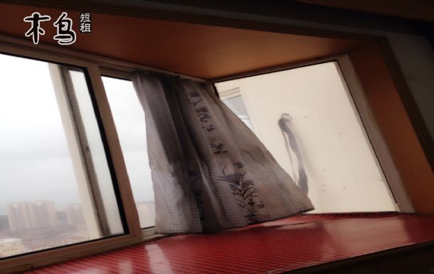 高层海景公寓33楼,180度海景,让您有如同回家的感觉:房间设计温馨大方,干净时尚、简洁卫生。24小时热水,空调,暖气,独立卫生间,独立厨房可做饭。全明户型,海景房,环境优美、安静,厨房冰箱、微波炉、天然气等全新电器设备齐全,油盐酱醋、盆盘碗筷兼备,可供您自己烹饪自己喜欢的美食。床品舒适整洁,床单、被罩一客一换一消毒,绝对干净卫生,让您玩的开心、住得舒心很近。距离海边、团岛菜市场、海底隧道入口都不足五分钟步行的距离,方便您的出行、观海、游泳、购物!是您全家旅游、新婚旅行等的最佳选择!有需要者请提前电话预订