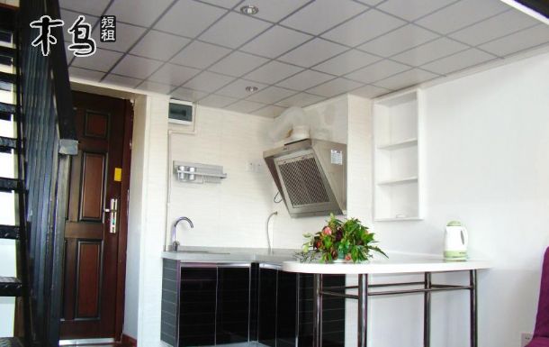 百年文化沉淀之地、青岛最经典德式建筑群路段--与火车站、栈桥、第六海水浴场仅一路之隔的莒县路,北与天主教堂、老舍公园相邻,东为英国领事馆旧址、青岛老市政府,基督教堂,龙山地下商场,西面步行五分钟即到百年老街中山路/劈柴院小吃街、中山地下商城,百盛商厦,与火车站机场巴士站仅10分钟的步行路程,坐公交3站可到海底隧道口,海港轮渡、隧道、快速路、火车站、机场大巴近在咫尺,做公交四站可到海底隧道口,再横穿隧道到达凤凰岛亚洲第一大海水浴场--金沙滩海水浴场。 青岛重点学区房,周围学校有:江苏路小学,太平路小学,大