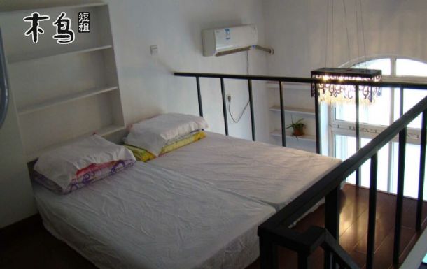 百年文化沉淀之地、青岛最经典德式建筑群路段--与火车站、栈桥、第六海水浴场仅一路之隔的莒县路,北与天主教堂、老舍公园相邻,东为英国领事馆旧址、青岛老市政府,基督教堂,龙山地下商场,西面步行五分钟即到百年老街中山路/劈柴院小吃街、中山地下商城,百盛商厦,与火车站机场巴士站仅10分钟的步行路程,坐公交3站可到海底隧道口,海港轮渡、隧道、快速路、火车站、机场大巴近在咫尺,做公交四站可到海底隧道口,再横穿隧道到达凤凰岛亚洲第一大海水浴场--金沙滩海水浴场。 青岛重点学区房,周围学校有:江苏路小学,太平路小学,大