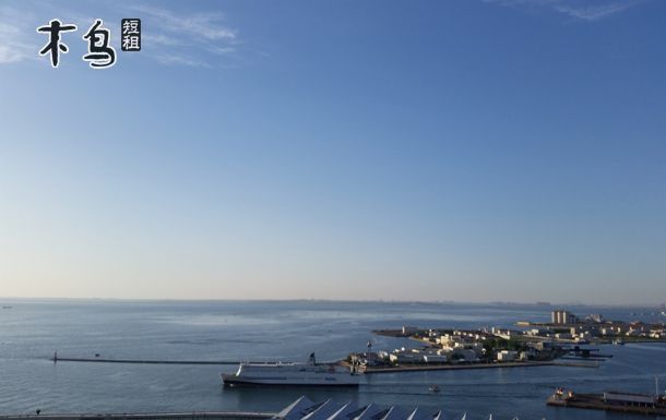 感谢您关注宜家海景度假公寓,所有照片为网站实拍,您可以放心预订,可以直接在线与我联系。 晓港名城公寓地处美丽的小港湾畔,拥有无价景观,位于豪华居住区海景房,由李嘉诚旗下开发的高档社区,采用临海建筑理念,地理位置优越,全无敌海景公寓,真正实现每一个房间都能看海(包括厨房和卫生间哦),让您近距离感受海的味道,海就在身边。本公寓4室2厅2卫户型设计,南北通透,豪华时尚的欧式装修风格,配套设施齐全,超大落飘窗窗设计,让您躺在床上就可以看大海,大楼24小时保安,配有电梯,超安全门禁,空调(一台立式空调和四台挂式空调