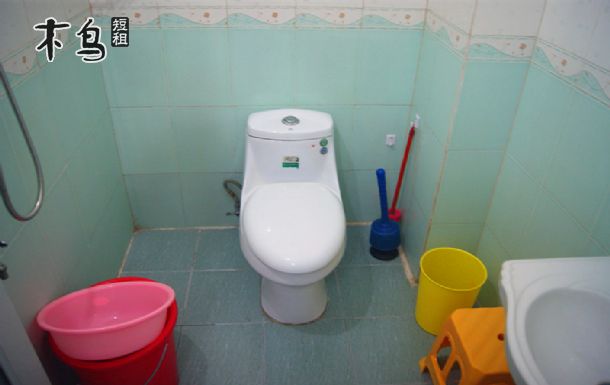 温馨提示: 预订前请亲把以下提示看完,谢谢亲的支持:& 1)该房间为3天起订!& 2)小店价格根据淡旺季调整,具体价格以网站日历显示的价格为准。& 3)房价包括水费电费等一切费用,独立厨房免费使用,不提供一次性用品。& 4)本店位于榆港新渔村是老社区,村子里配套很好但是环境一般,在大东海西侧海域(半山锦江),大东海广场在东侧。5)本店看不到海,没有海景房,散步到海边走15分钟,600多米,需要爬一个水泥路的小坡才可以到海边。& 5)旺季房间销售快,请提前从网上订房,不提供电话订房服务! 一、房间内部情况介