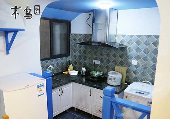 两房一厅,1间房是1张1.8米的床、1间房是1张1.9米的榻榻米床 旅馆有着地中海风格的一线海景房,其中有两个房间是大东海最中心的顶楼复式的中心房间,从阳台望出去可见一线海景。床是船型的,阳台类似甲板,整个房间就像一个船舱。 这里有24小时热水、无线宽带、洗衣服务等,还能给你提供自助游及景点门票的预订。 如果你随性、爱群居,如果你热情、爱交朋友,你就会喜欢上这里。旅馆一套房里面也许要住5个房间的客人,房间独立,进出却在一起,就像一个大家庭。 家人还可以告诉你玩转三