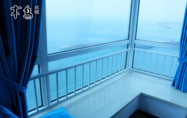 出行很方便,小区楼下全天候有出租车(紧邻出租车加气站) 也可以步行到小区外公交车始发站,无需等待,让您总是能先行一步。 有8、21、25、215、217、301、304、312、321等多条线路,可直达栈桥、海底世界、第一海水浴场、五四广场、奥帆中心,极地海洋世界、石老人海水浴场、国际啤酒城等景点。 四方长途站到达公寓:21路车到东平路车站下(出租车正常打表18元左右) 青岛火车站到达公寓:8、301、304、312、321、25公交总站轮渡站下车(出租车正常打表10元左右) 机场到达公