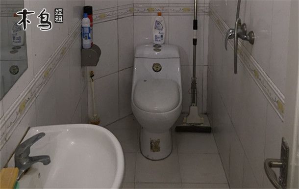 房子位于青岛大学,临近极地海洋世界附近有麦凯乐、佳士客等大型商超,走路至海边不到10分钟到达!地理位置最为优越,交通出行便利无敌 。 *房间价格节假日略有浮动,请提前致电确认。 *户型绝佳:1/6楼两室一厅70平米,适合老人孩子居住,所有房间全明,有1个双人床2个单人床,每个卧室客厅均有空调。 *入住需出示2代身份证并预付房费、押金。 *宽带WIFI、液晶电视(有线电视)、冰箱、空调、洗衣机、热水器等大小家用电器非常齐全,各种炊具、餐具以及电水壶等厨卫家电齐全。 *床品为自家用的纯棉面料,干净卫生、贴身舒