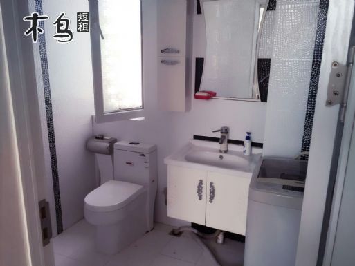 位于国家首批AAAAA级旅游风景区蓬莱阁东邻,坐落于离海水浴场最近的小区,距海边仅300米,步行6分钟即可到达八仙雕塑海水浴场,周边5A级景区环绕,西望蓬莱阁,东看八仙渡海口,面朝海上仙岛.长岛,依山傍海,地处优势,美景尽收眼底!距离海水浴场,海鲜早市,蓬莱最大的购物商场不足300米!距离海洋极地世界,长岛码头,仅需5分钟车程!家庭旅馆为您免费提供24小时热水,每个房间都配置全新的空调和网络超清电视,WI-FI,有独立的厨房和厨具,可以自己烹饪美味可口的海鲜!交通便利,配套齐全,这里空气清新,环境优美,碧