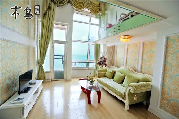 标准入住是4个人,超过一人可收50元每人 躺在床上海景,海就在您的身旁。地理位置:位于青岛市南区西镇,四川路19号甲,在去黄岛,薛家岛的轮渡边上,附近有火车站,小港,栈桥,第五人民医院,青岛造船厂等。楼层:3、4楼/共19楼装修状况:精装修。公寓面积:80平米公寓户型:一居室复式。出门就是海景,可以钓鱼。楼下是客厅、厨房。楼上是卧室、配套设施:大楼24小时保安,配备三部电梯。空调、数字电视,热水器、电冰箱;沙发、茶几、一米八双人大床一张、饮水机等,全套餐具。可以买回大虾、螃蟹自己做着吃啊。床单被罩一客一换