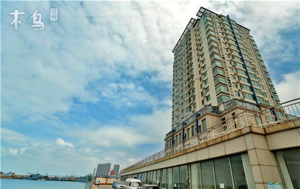 标准入住是4个人,超过一人可收50元每人 躺在床上海景,海就在您的身旁。地理位置:位于青岛市南区西镇,四川路19号甲,在去黄岛,薛家岛的轮渡边上,附近有火车站,小港,栈桥,第五人民医院,青岛造船厂等。楼层:3、4楼/共19楼装修状况:精装修。公寓面积:80平米公寓户型:一居室复式。出门就是海景,可以钓鱼。楼下是客厅、厨房。楼上是卧室、配套设施:大楼24小时保安,配备三部电梯。空调、数字电视,热水器、电冰箱;沙发、茶几、一米八双人大床一张、饮水机等,全套餐具。可以买回大虾、螃蟹自己做着吃啊。床单被罩一客一换