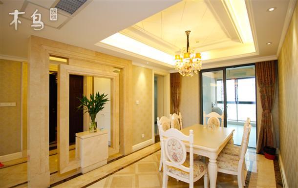 小区2008年交房,房子整体十分高端大气,环境漂亮 外部周围情况: 教育:合肥工业大学(屯溪路校区)、合肥四十四中、第八中学、合肥市第四十八中学芜湖路校区、合肥四十五中学(六安路)、合肥市屯溪路小学(曙光路)、安徽大学艺术学院、安徽电大远程教育大厦、合肥市职工大学、中共安徽省委机关幼儿园; 医院:安徽省立医院(庐江路)、包河区人民医院、合肥市第五人民医院、安徽医科大学第一附属医院长江路门诊部、安徽省人民政府机关医院、合肥市第一人民医院、天津464医院(耳鼻喉科)、安徽省委机关医院、合肥市瑶海区妇幼保健站、