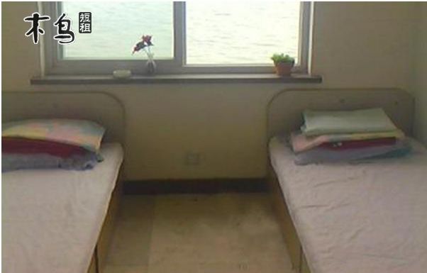 亮亮海渔家自去年开展海岛旅游以来,全国各地游客慕名而来,得到了广泛的支持和青睐。渔家依山傍海(哈仙岛距海边最近的渔家),风景宜人,可以随时体验赶海的乐趣(岸边既是自家海鲜养殖区)。环境优雅的精装客舍让您睡在大海的怀抱中,伴着海浪声欣然入睡,洗去您游玩的疲惫。亮亮海渔家的待客宗旨是:以情结缘、以信待客、以礼待人、以笑送宾! 亮亮海渔家免费接送,免费带您体验渔民生活(包括品尝野生海鲜大餐),免费提供室外KTV、篝火(烟花)晚会、棋牌、沙滩游戏、水上嬉戏等一系列有趣的娱乐项目。