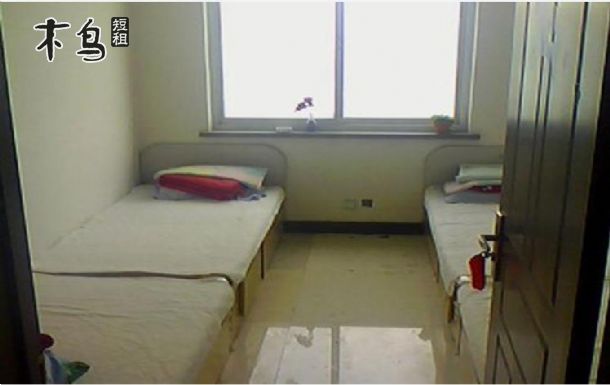 亮亮海渔家自去年开展海岛旅游以来,全国各地游客慕名而来,得到了广泛的支持和青睐。渔家依山傍海(哈仙岛距海边最近的渔家),风景宜人,可以随时体验赶海的乐趣(岸边既是自家海鲜养殖区)。环境优雅的精装客舍让您睡在大海的怀抱中,伴着海浪声欣然入睡,洗去您游玩的疲惫。亮亮海渔家的待客宗旨是:以情结缘、以信待客、以礼待人、以笑送宾! 亮亮海渔家免费接送,免费带您体验渔民生活(包括品尝野生海鲜大餐),免费提供室外KTV、篝火(烟花)晚会、棋牌、沙滩游戏、水上嬉戏等一系列有趣的娱乐项目。