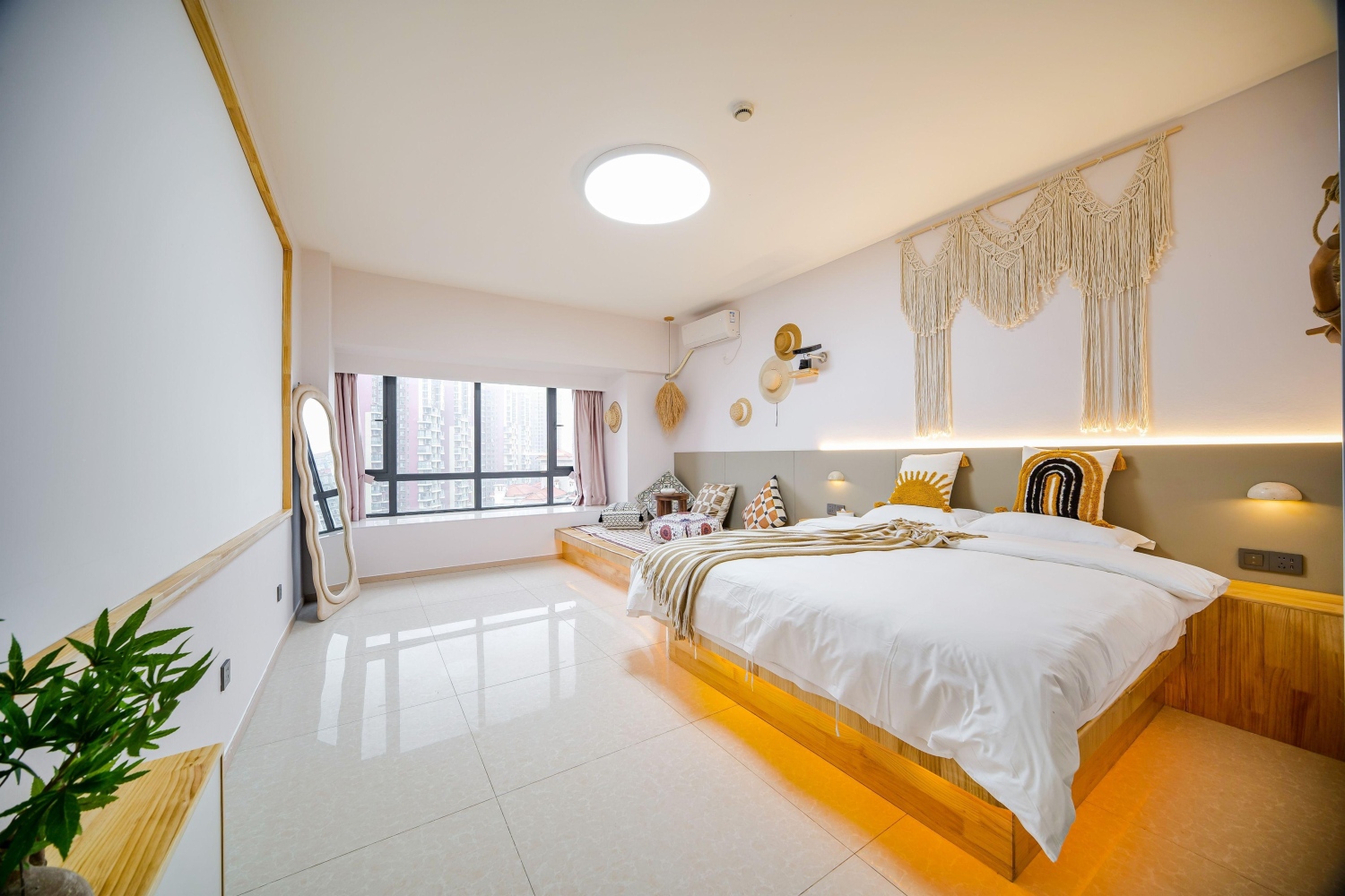 火车东站店【秀门】东客站-高铁站-巨屏投影/梵木/凯德广场/地铁直达太古里.宽窄巷子/春熙路