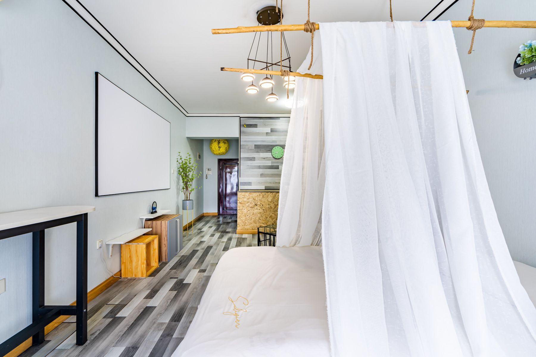 【暖舍】中央大街 猫鱼民宿 宅寂风 品牌投影 百寸幕布 一处慵懒之窝 5星床品 极速Wi-Fi 地热