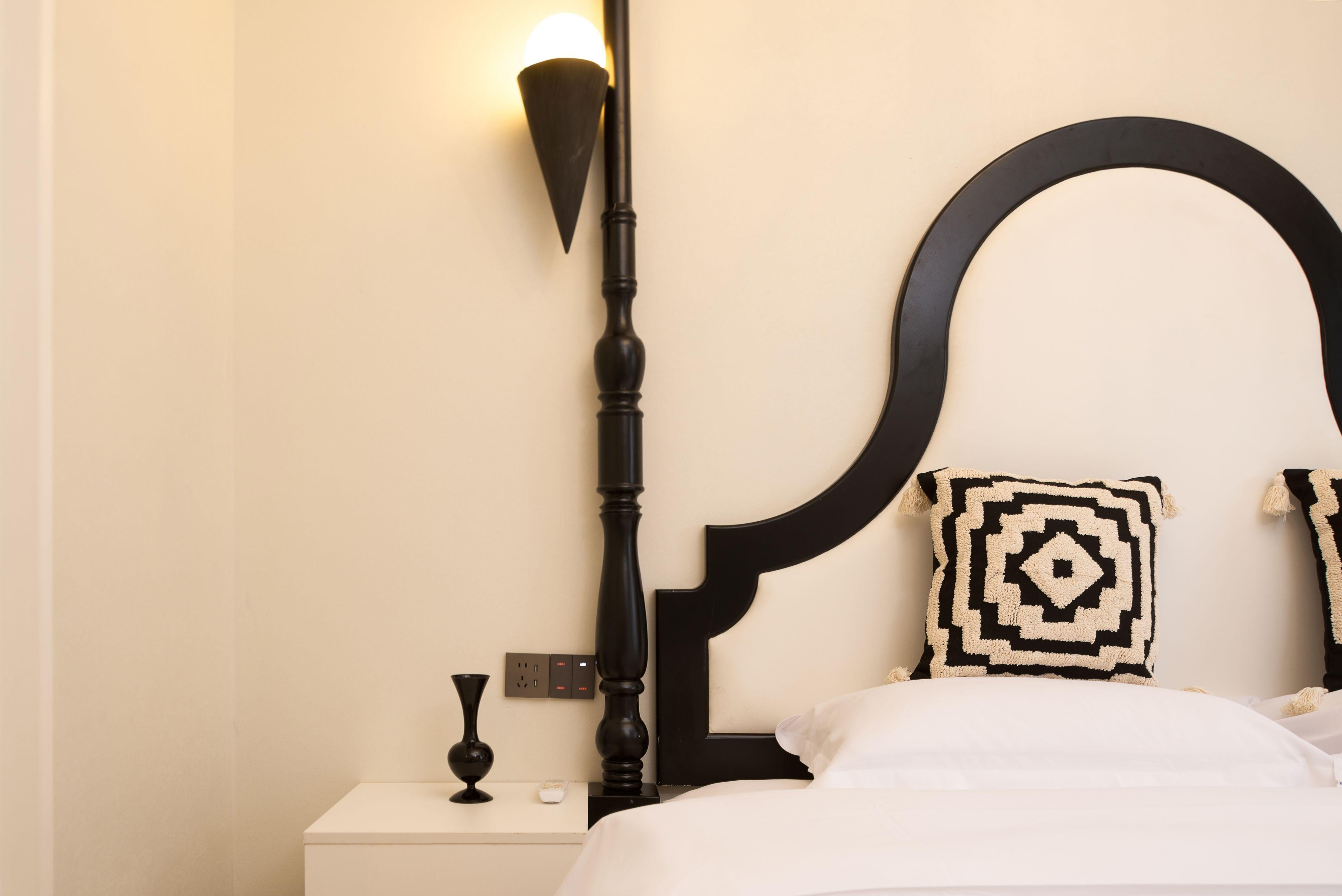 火车南站【格子画】双人浴缸/美领馆/楼下地铁/川大/近春熙路，太古里，投影/智能家居/直达火车东站