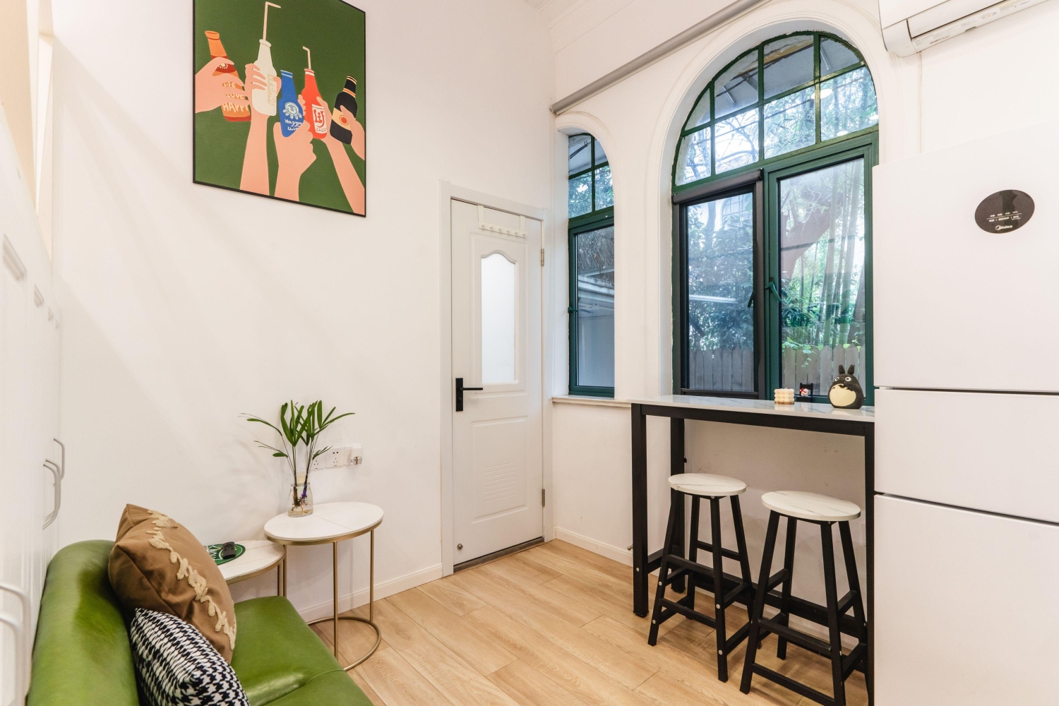 醒家民宿1100 华山路徐家汇 11号线交大站 一楼带院子老洋房 loft投影小套房