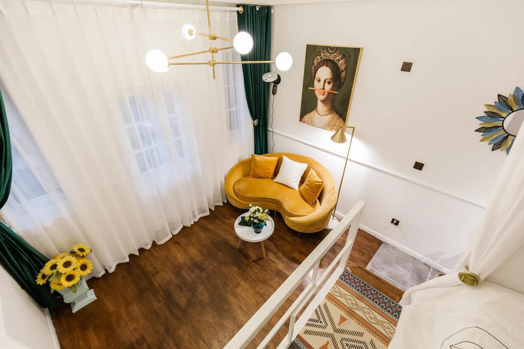 醒家561 人民广场南京路外滩|loft观影百年老房|加床可住四人|阳台可观景