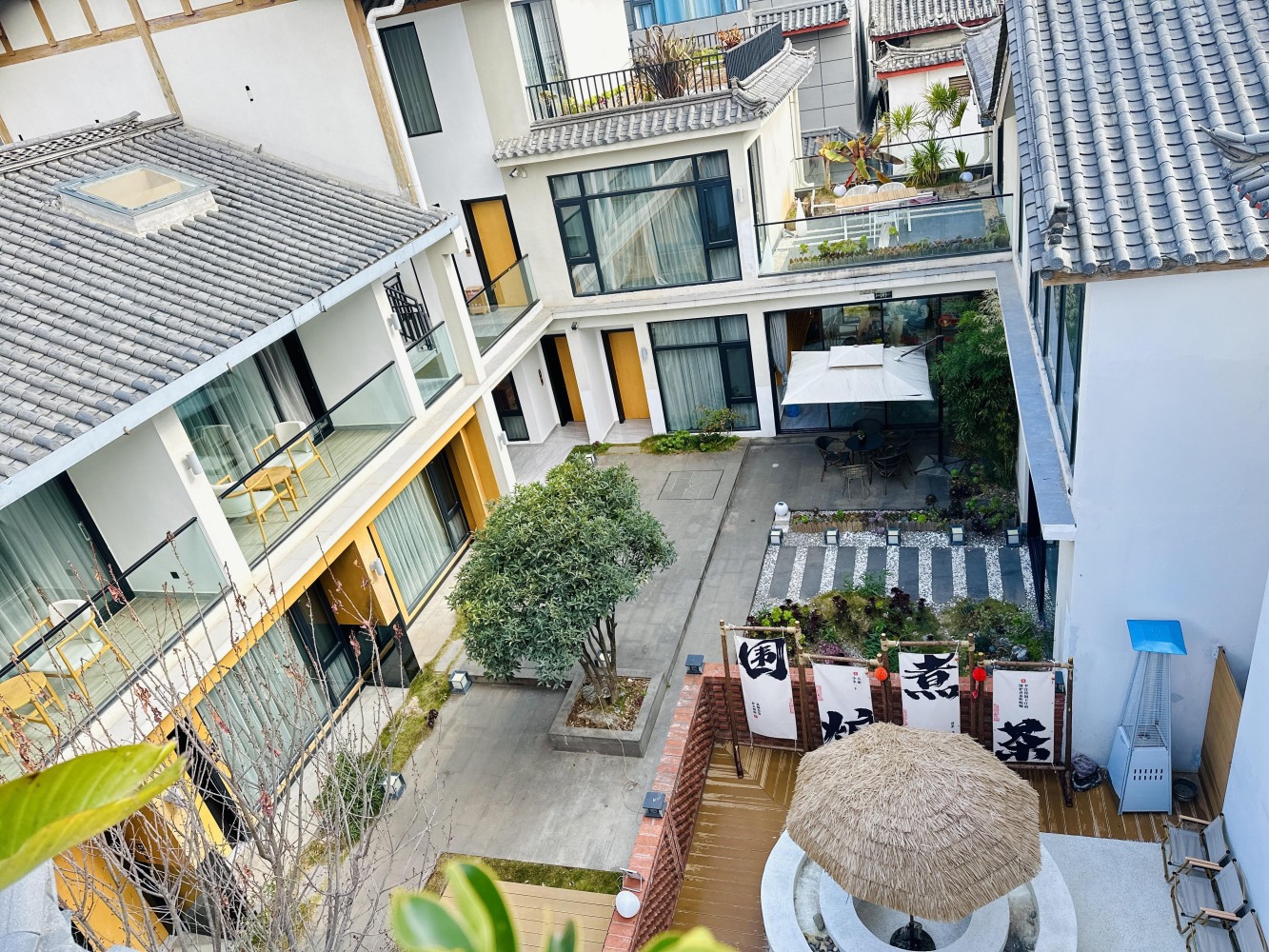 连住接机或接站或免费停车❀沐晨观景露台大床❀二三层房间❀洗衣机空调浴缸投影❀巨幕投影❀近古城南门