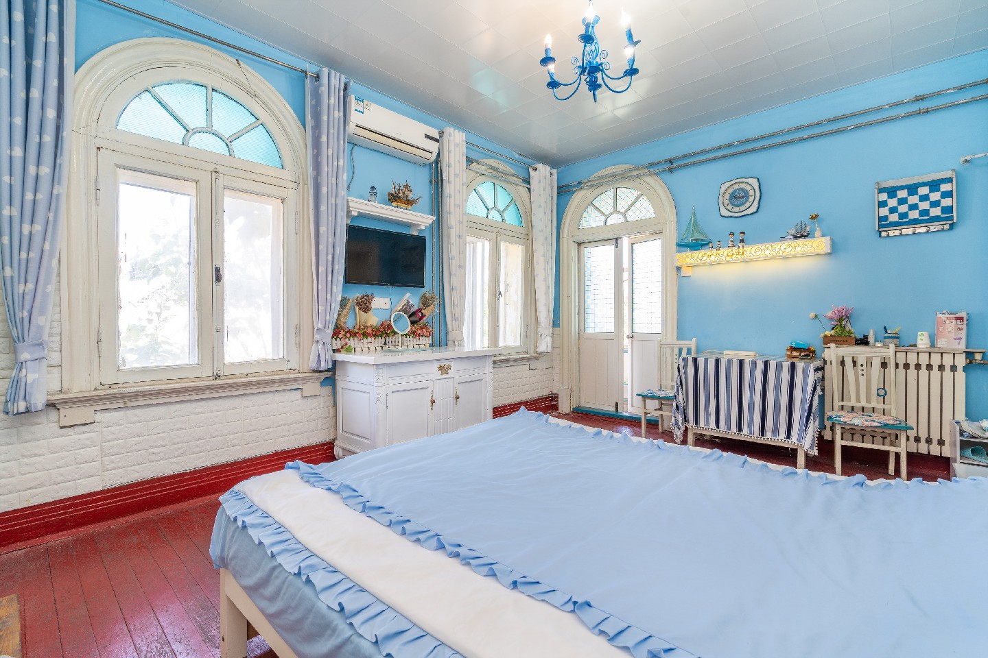 栈桥边百年别墅洋房，门口赏鸥看海，大学路海博/信号山等订前看介绍。喜欢老建筑可订