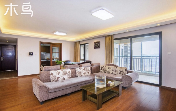 长沙高铁南站附近的万科品质精装4室2厅2卫6床高层景观整租房