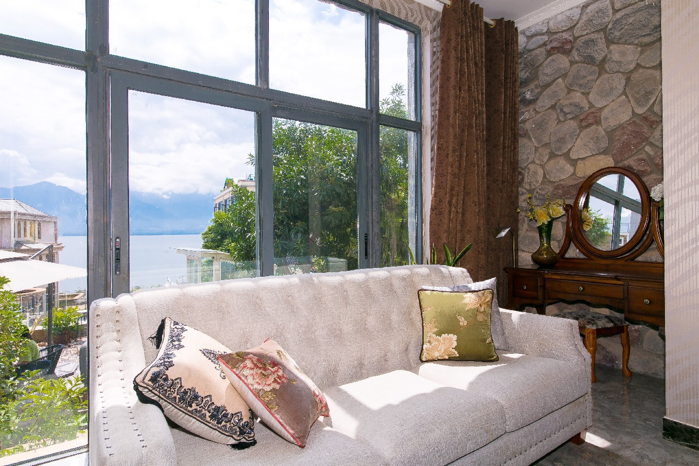 大理洱海边别墅一楼微海景好评免费接送机场远眺苍山大理古城观日落高铁站公交直达