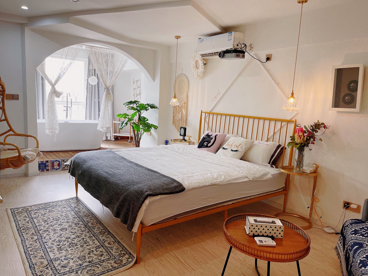 位于解放碑步行街浴缸大床投影仪《月租、长租》