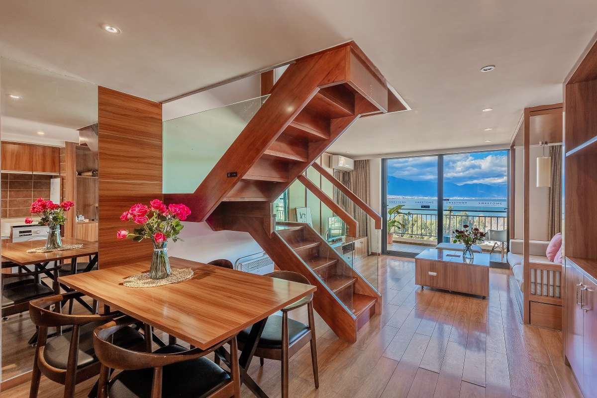 洱海龙湾两室跃层海景房,超大客厅+海景阳台