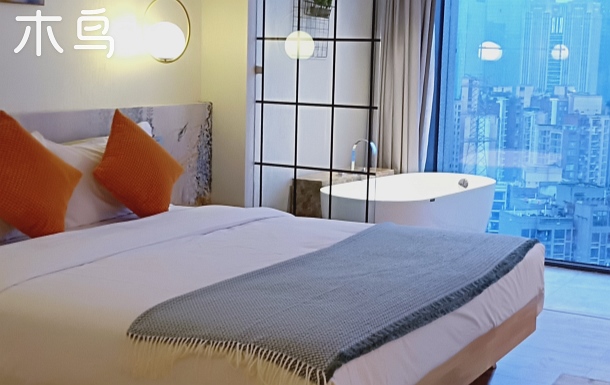 鎏嘉码头大浴缸落地窗投影大床房