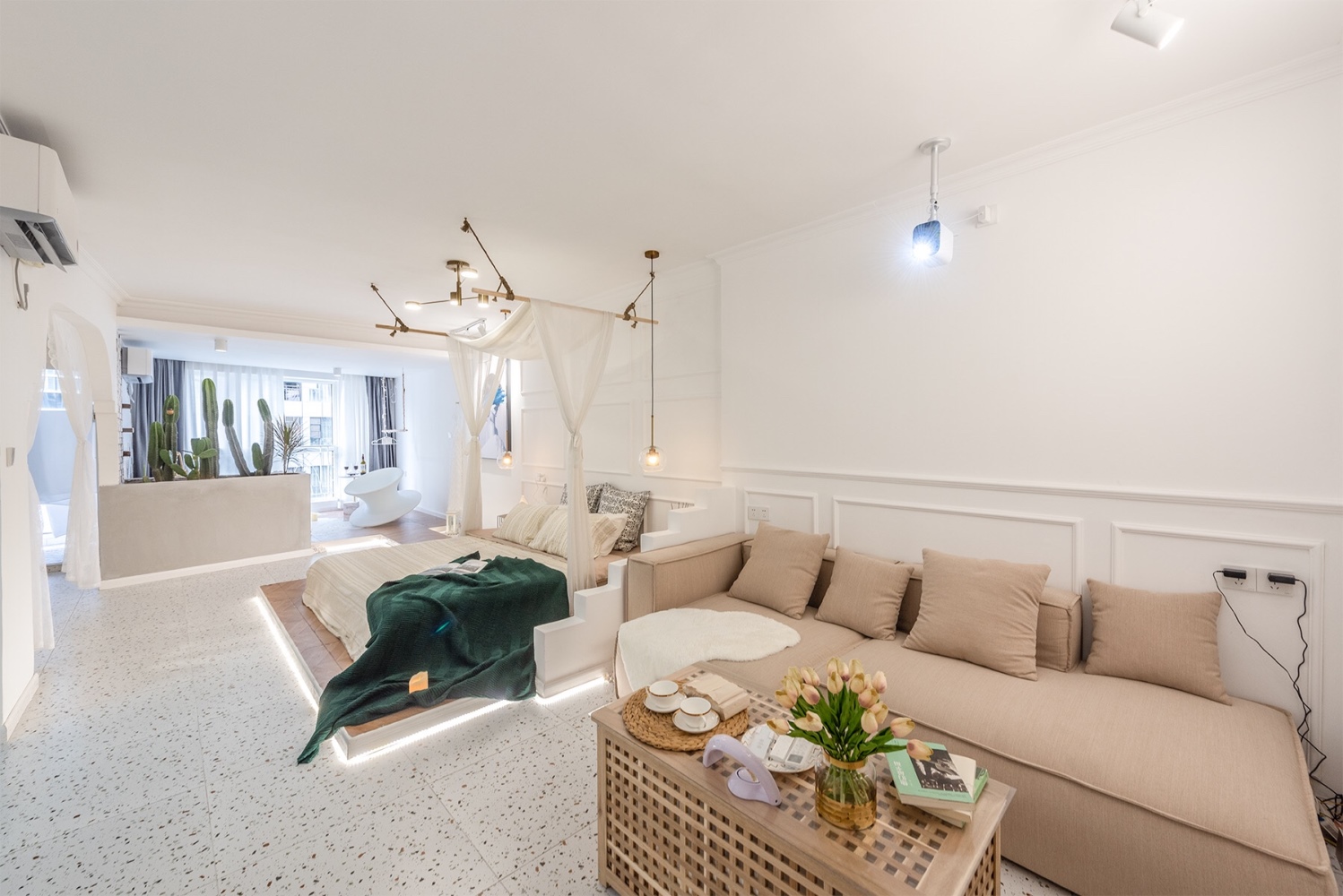 解放碑步行街中心：江景-浴缸大床房》楼下地铁双轨，楼下美食街、18梯景点直达