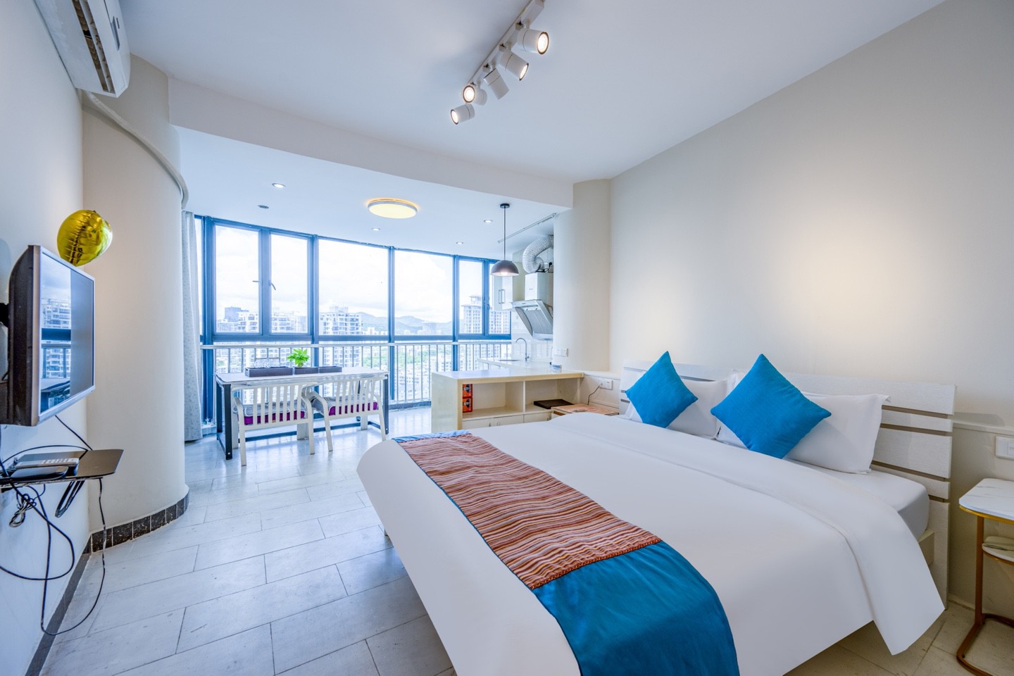 北欧城景房  高楼层 落地窗 步行三分钟到沙滩一日游接送点。可做饭 可月租