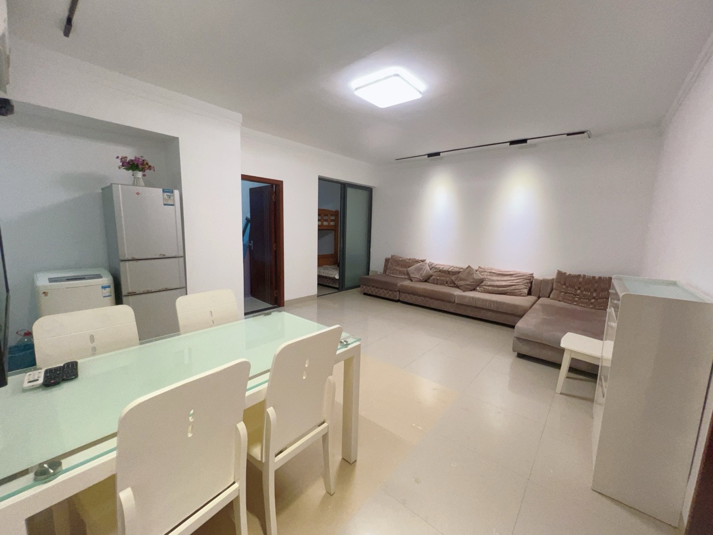 距大东海100米子母床两室一厅