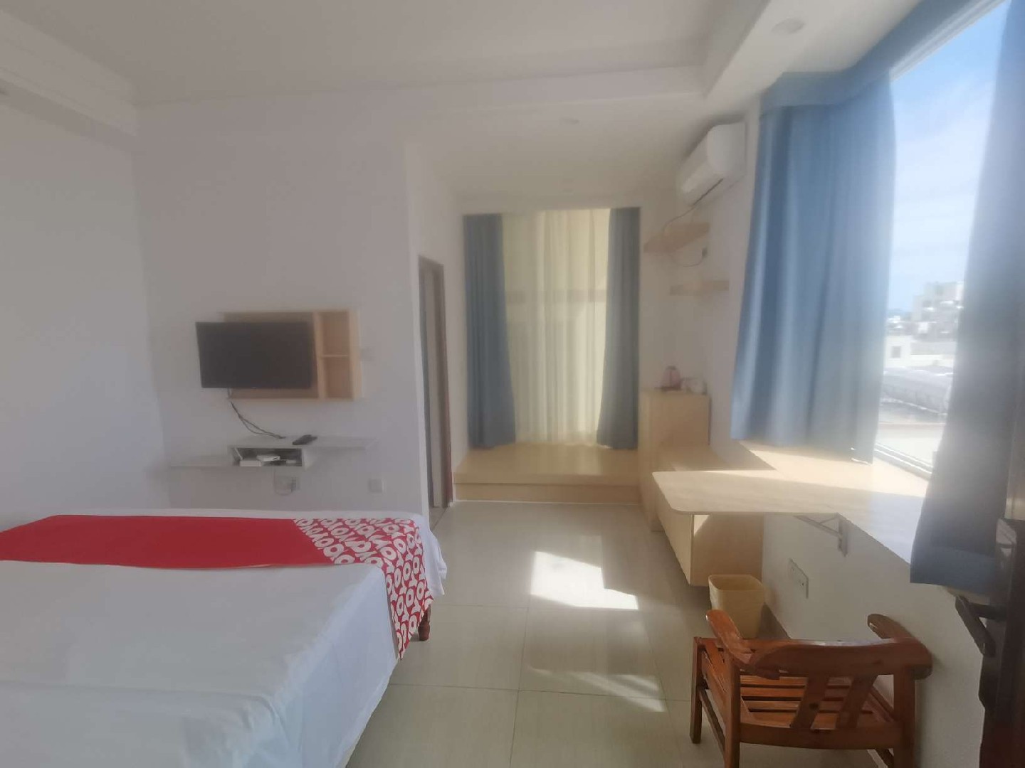 天涯海角近海观山大床房