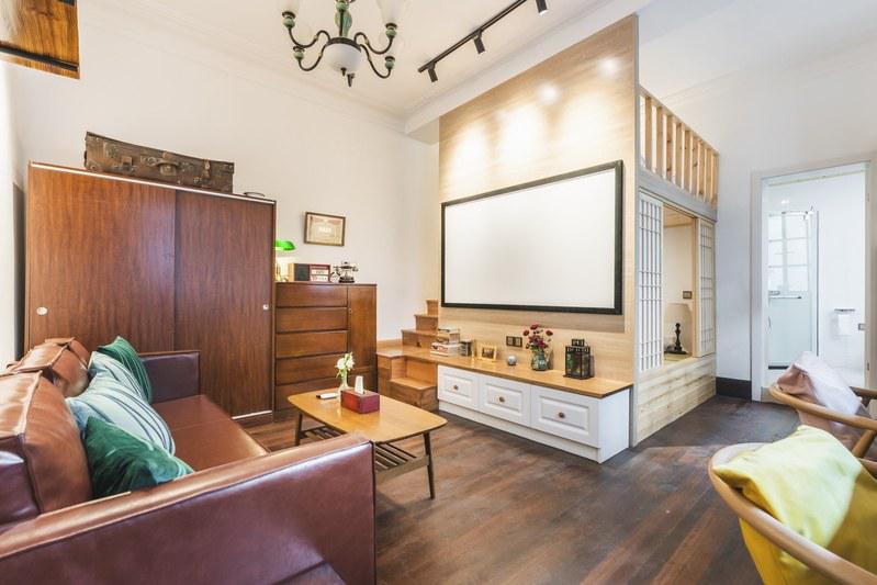 市中心使馆区老公寓LOFT四人套房投影进