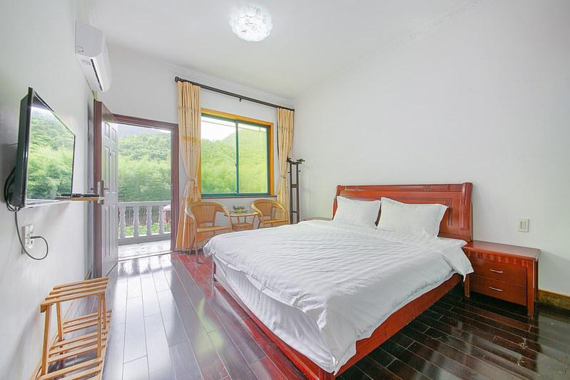 莫干山氧泉山居山景阳台大床房