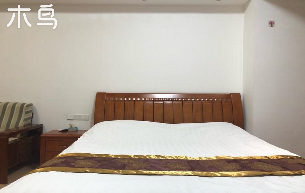 星颐广场-实木舒适大床房-可开正规住宿发票！