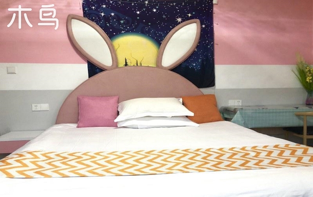 柔软粉色兔子大床房