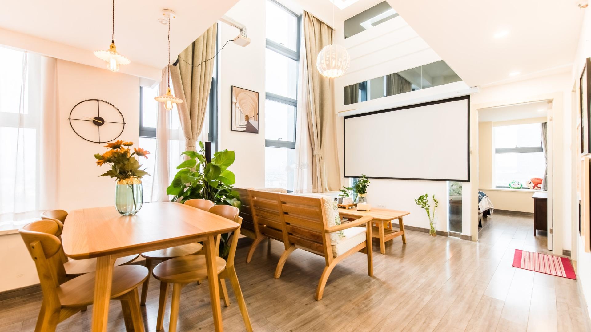 比邻 苏州园林 地铁口 直达火车站/苏博/拙政园/观前街 复式豪华2室2卫投影房