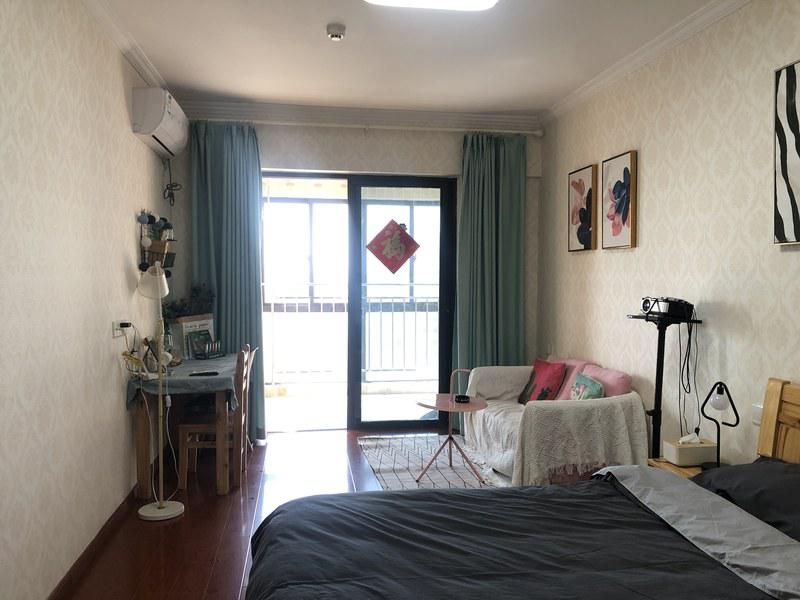 江大斜对面 吉麦隆超市 引力公寓 豆沙家的格林美投影屋 火车站直达 夜市小吃街附近